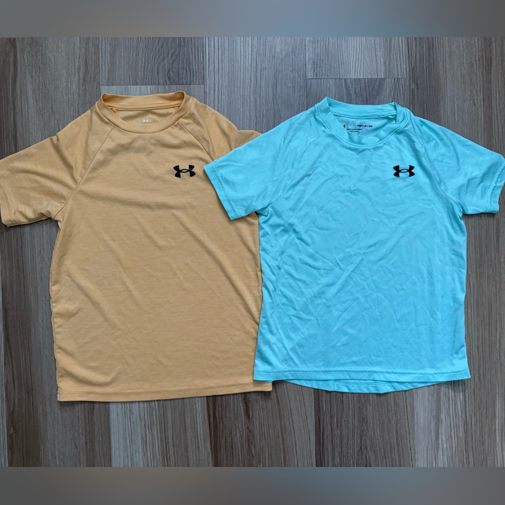 Under Armour Boys size Small tech shirts